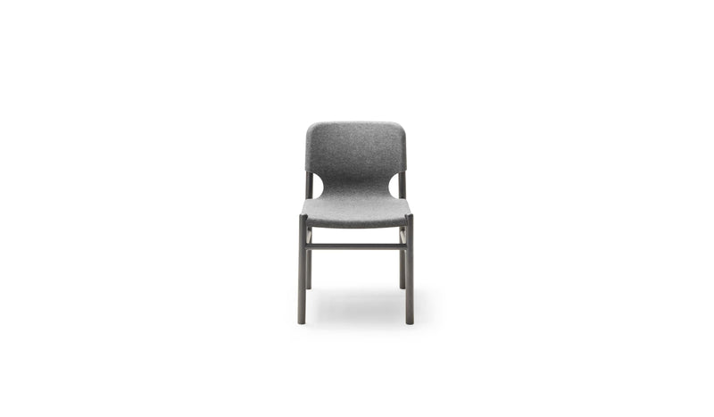 Chaise Alki en bois gris avec assise et dossier en tissu gris, vue de face sur fond blanc.