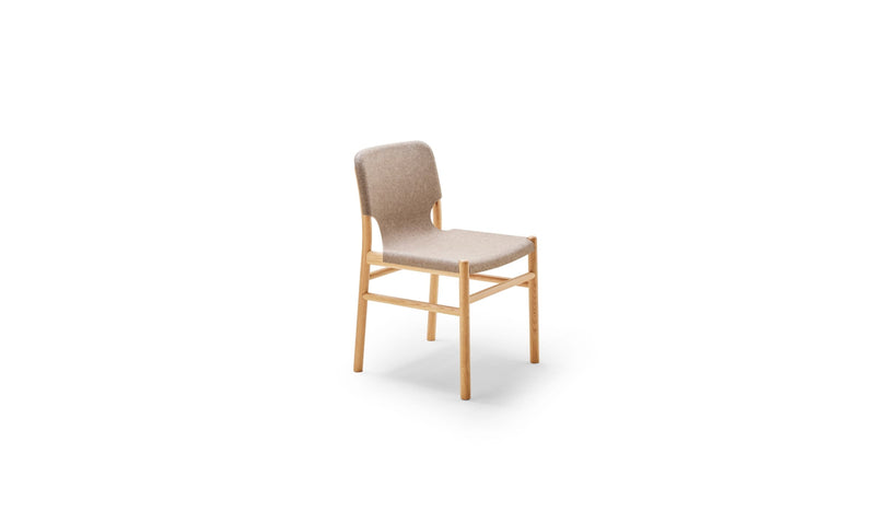 Chaise Alki en bois naturel et tissu marron clair, vue trois-quarts sur fond blanc.