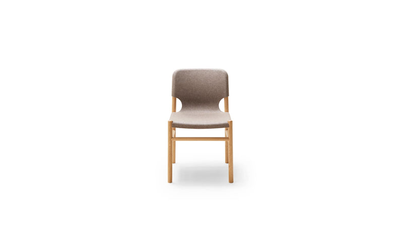 Chaise Alki en bois naturel et tissu marron clair, vue de face sur fond blanc.