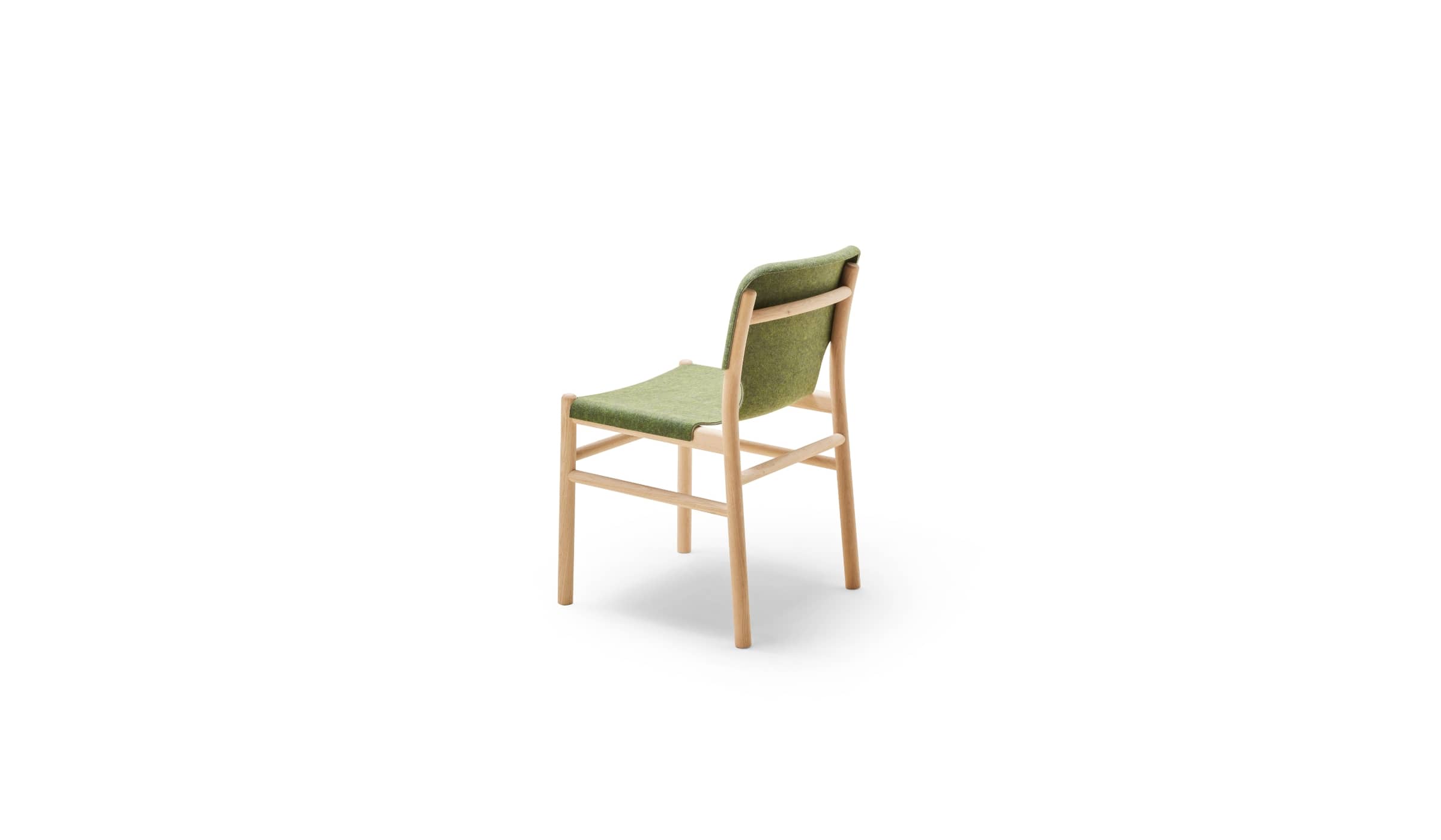 Chaise Alki vue de dos, en bois naturel et tissu vert, présentée sur fond blanc.