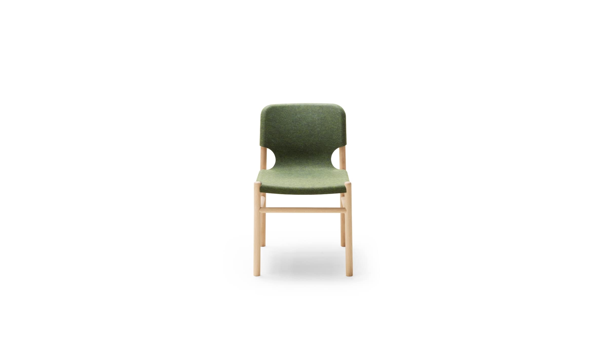 Chaise Alki en bois naturel avec assise et dossier en tissu vert, vue de face sur fond blanc.