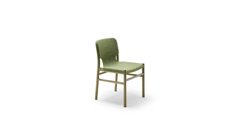 Chaise Alki avec structure bois et revêtement tissu vert, vue en angle sur fond blanc.