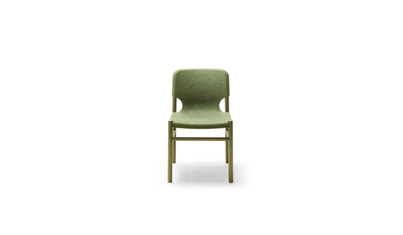 Chaise Alki en bois teinté vert et tissu vert, vue de face sur fond blanc.