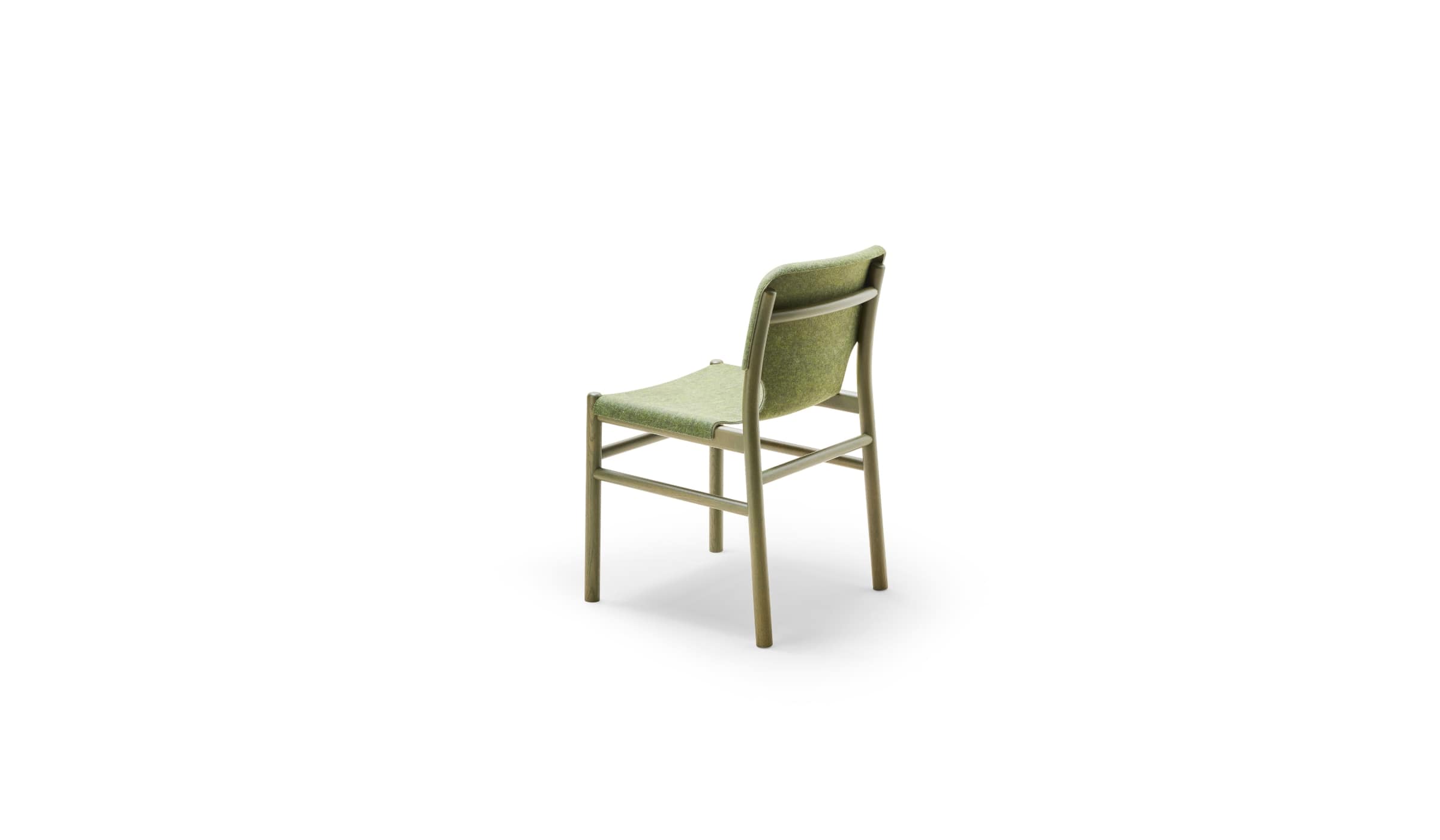 Chaise Alki en bois teinté vert et tissu vert, vue arrière en angle sur fond blanc.