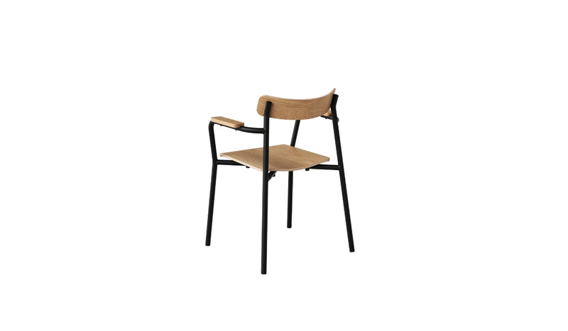 Chaise avec accoudoirs, assise et dossier en chêne clair, structure métallique noire, vue arrière