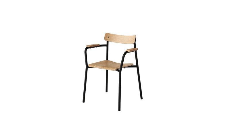 Chaise avec accoudoirs, assise et dossier en chêne clair, structure métallique noire, vue de face