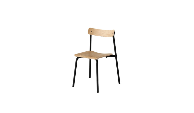 Chaise sans accoudoirs avec assise et dossier en bois clair, structure métallique noire, vue de face