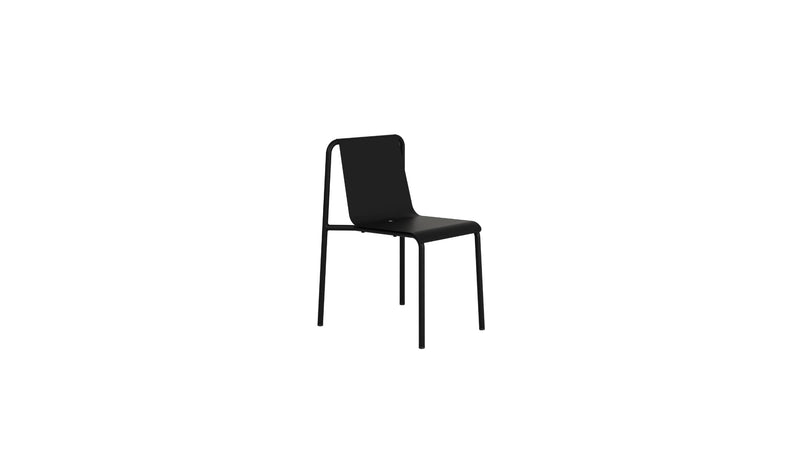 Chaise d’extérieur design de la marque Tiptoe, modèle Panorama, couleur noir graphite, sur fond blanc.