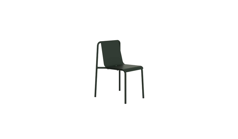 Chaise d’extérieur design de la marque Tiptoe, modèle Panorama, couleur vert forêt, sur fond blanc.