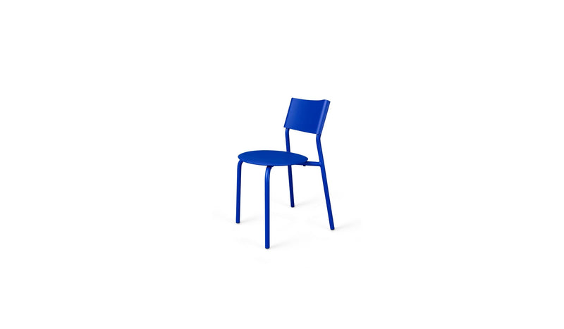 Chaise SSD de Tiptoe en acier et bois, finition bleu Klein, présentée seule sur fond blanc.