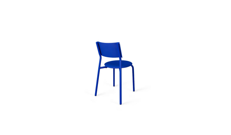 Chaise SSD de Tiptoe en métal bleu Klein, vue arrière sur fond blanc, au design minimaliste.