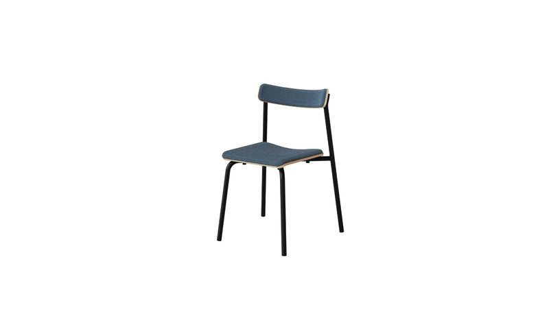 Chaise sans accoudoirs, assise en tissu bleu, structure en métal noir et éléments en bois, vue de face.