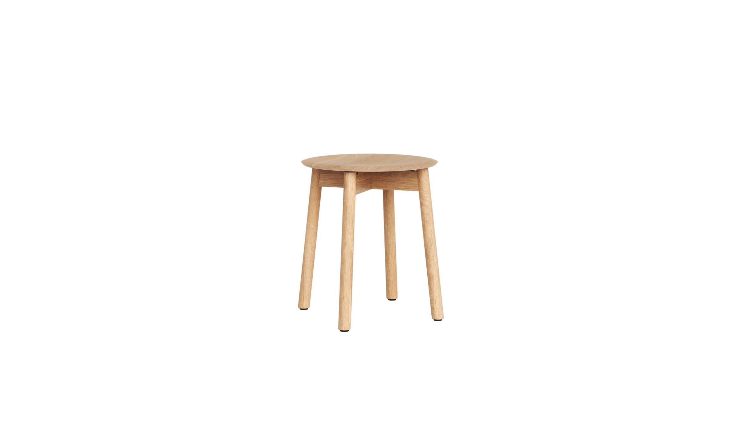 Tabouret en bois massif sur fond blanc, design minimaliste signé Tiptoe