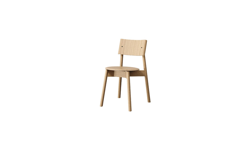 Chaise SSD full Wood en bois naturel avec une assise et un dossier simples et élégants, surmontée de pieds effilés en bois, sur fond blanc.