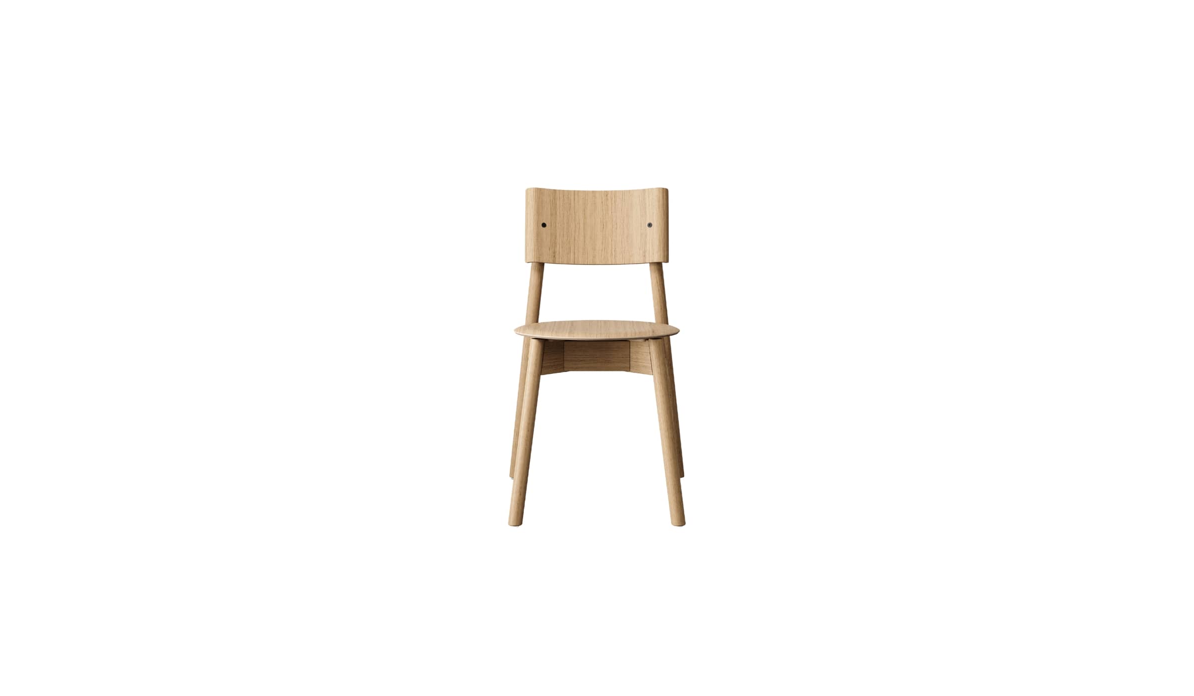 Chaise SSD full Wood en bois naturel avec une assise et un dossier simples et élégants, surmontée de pieds effilés en bois, sur fond blanc, vue de face.