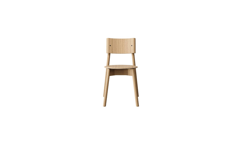Chaise SSD full Wood en bois naturel avec une assise et un dossier simples et élégants, surmontée de pieds effilés en bois, sur fond blanc, vue de face.