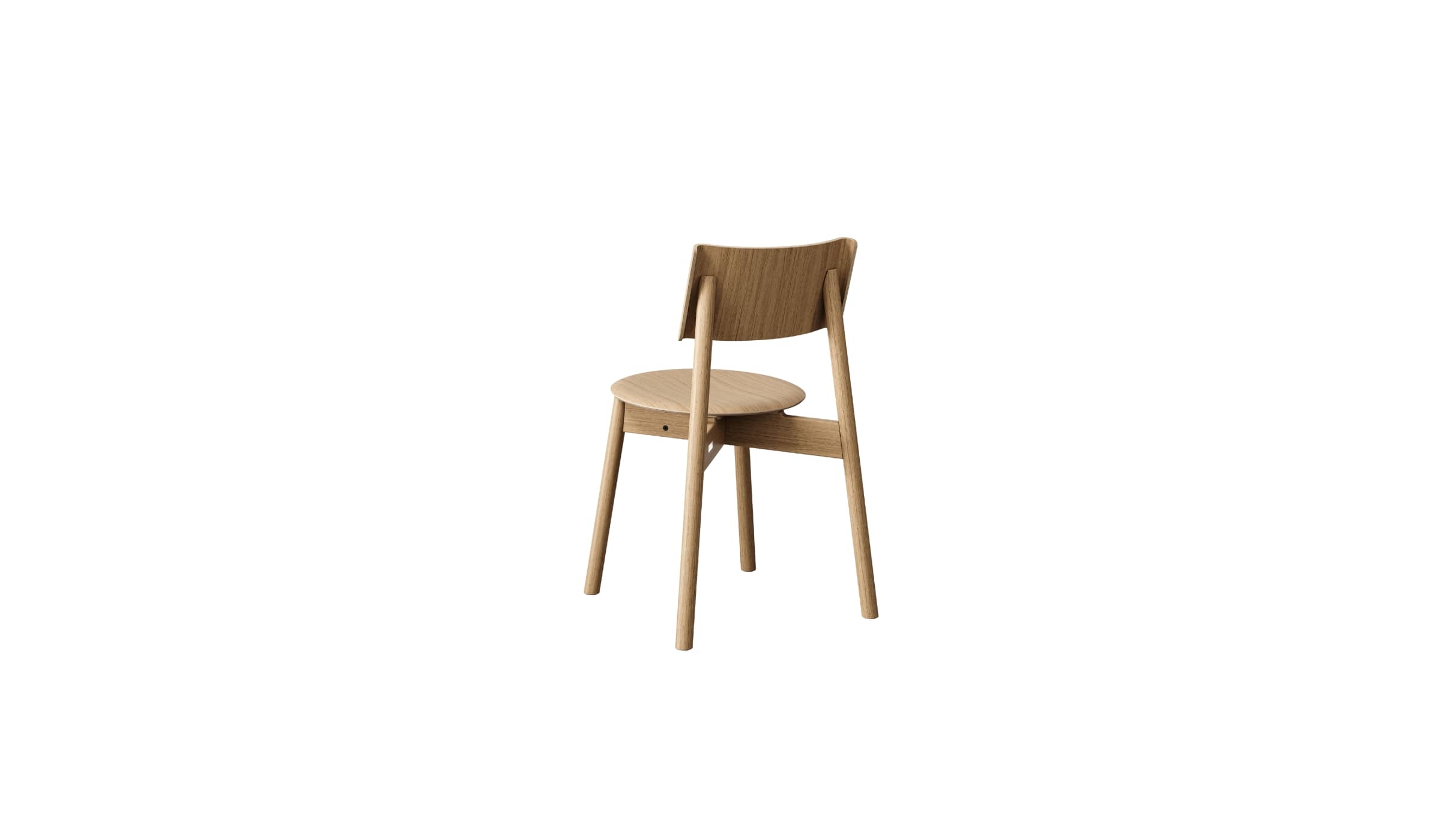 Chaise SSD full Wood en bois naturel avec une assise et un dossier simples et élégants, surmontée de pieds effilés en bois, sur fond blanc, vue arrière.