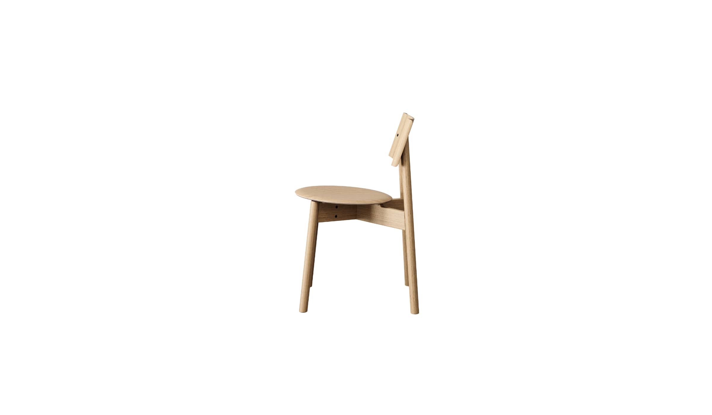 Chaise SSD full Wood en bois naturel avec une assise et un dossier simples et élégants, surmontée de pieds effilés en bois, sur fond blanc, vue latérale.