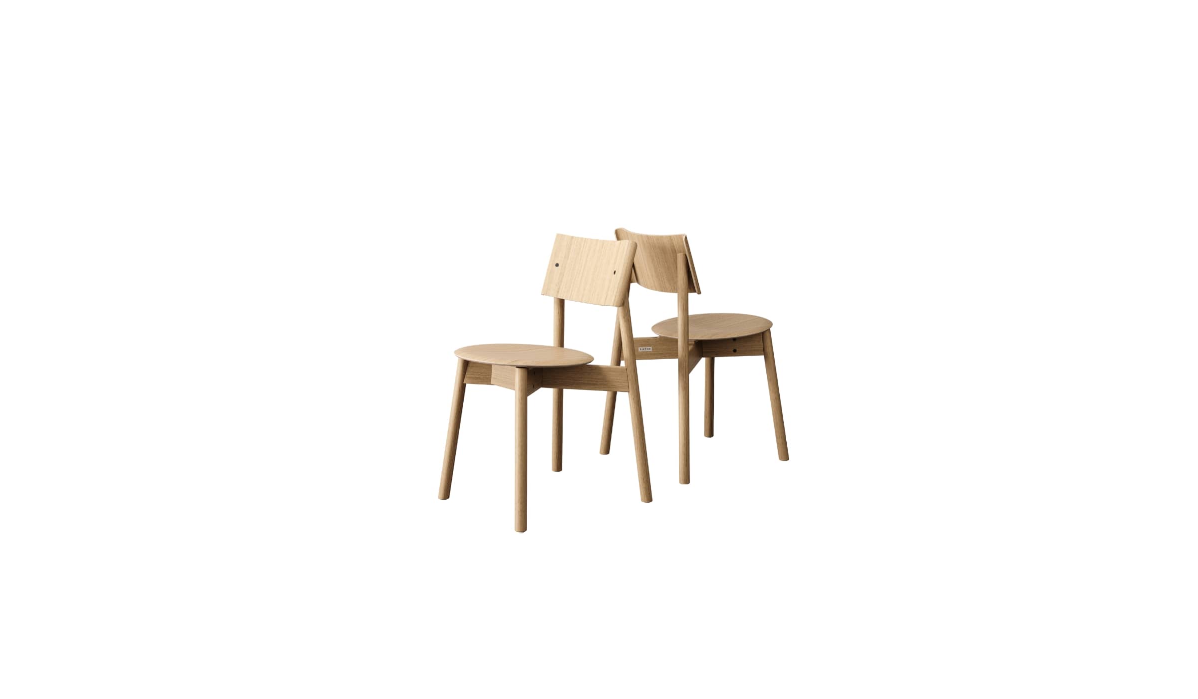 Deux chaises SSD Full Wood en bois naturel avec un design simple et élégant, présentant une assise ronde et un dossier léger, sur fond blanc.