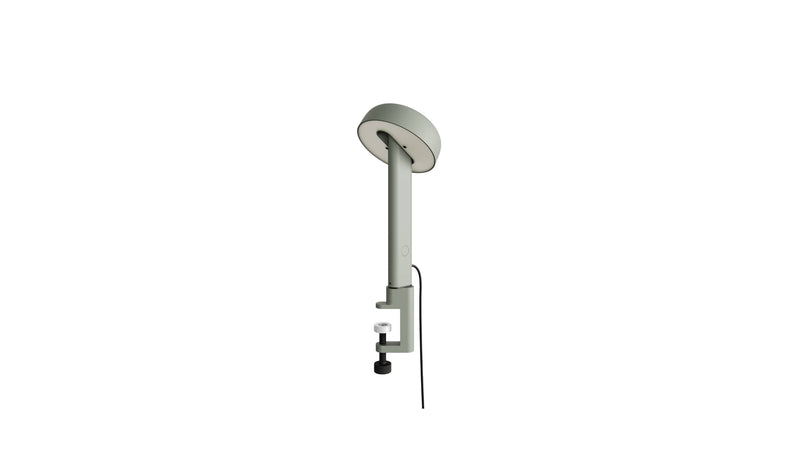 Lampe à pince gris eucalyptus, modèle Nod de Tiptoe, vue latérale, avec un bras fin et un abat-jour circulaire orienté vers le bas.