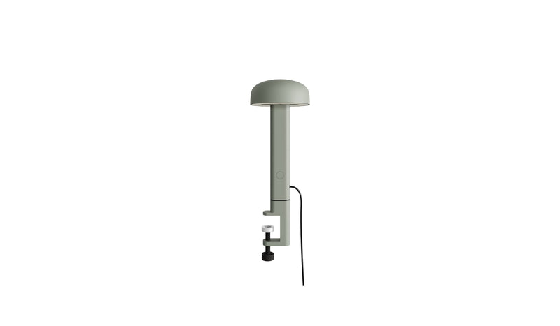 Lampe à pince gris eucalyptus, Nod de Tiptoe, vue de côté mettant en avant le bras fin et la base, avec l’ampoule orientée vers le bas.