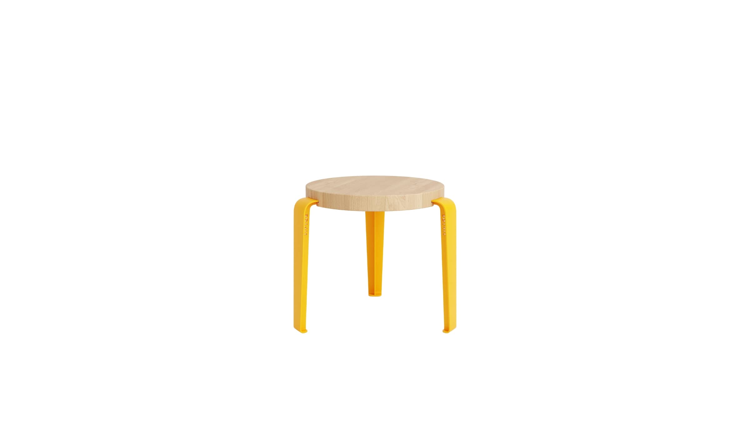 Tabouret enfant Tiptoe avec assise en bois clair et pieds jaunes sur fond blanc