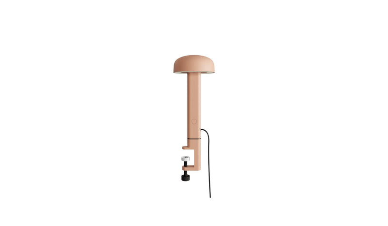 Lampe à pince rose, Nod de Tiptoe, vue de côté mettant en avant le bras fin et la base, avec l’ampoule orientée vers le bas.