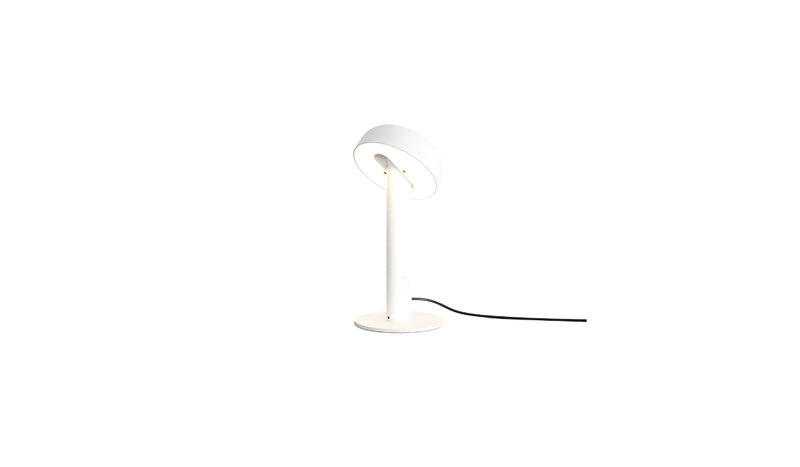 Lampe de table Nod en métal blanc, base ronde et tête inclinée, allumée