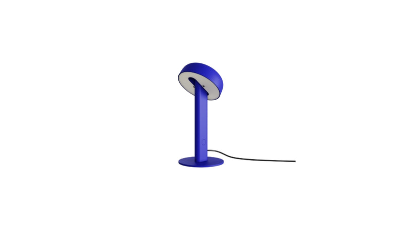 Lampe de table Nod en métal bleu, base ronde et tête inclinée, éteinte