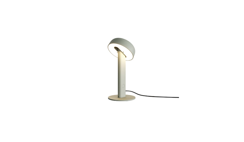 Lampe de table Nod en métal gris eucalyptus, base ronde et tête inclinée, allumée