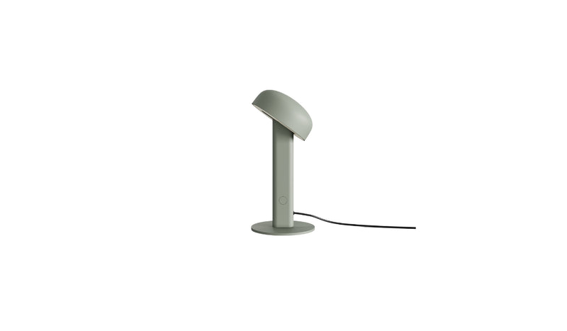 Lampe de table Nod en métal gris eucalyptus, base ronde et tête inclinée, vue latérale