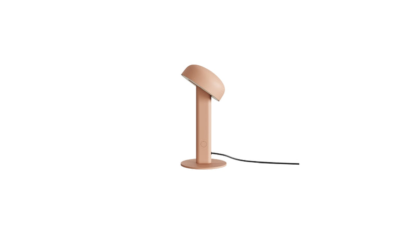 Lampe de table Nod en métal rose, base ronde et tête inclinée, vue latérale