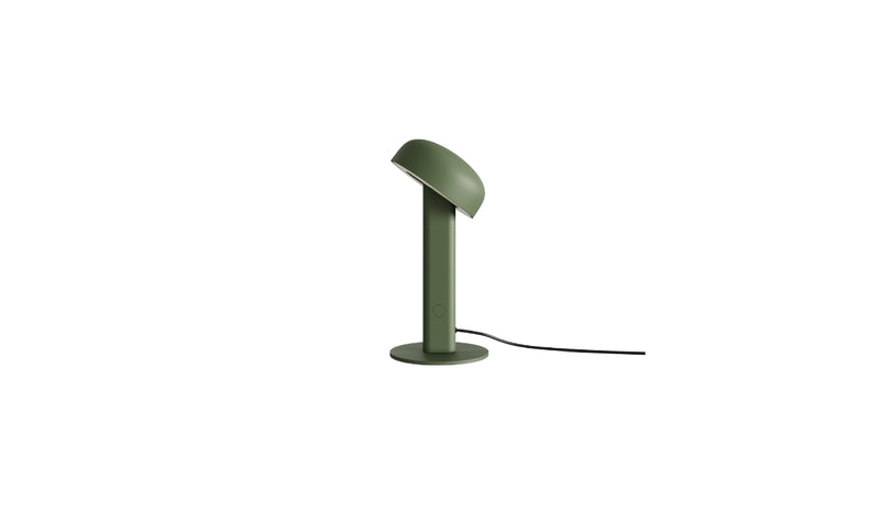 Lampe de table Nod en métal vert, base ronde et tête inclinée, vue latérale