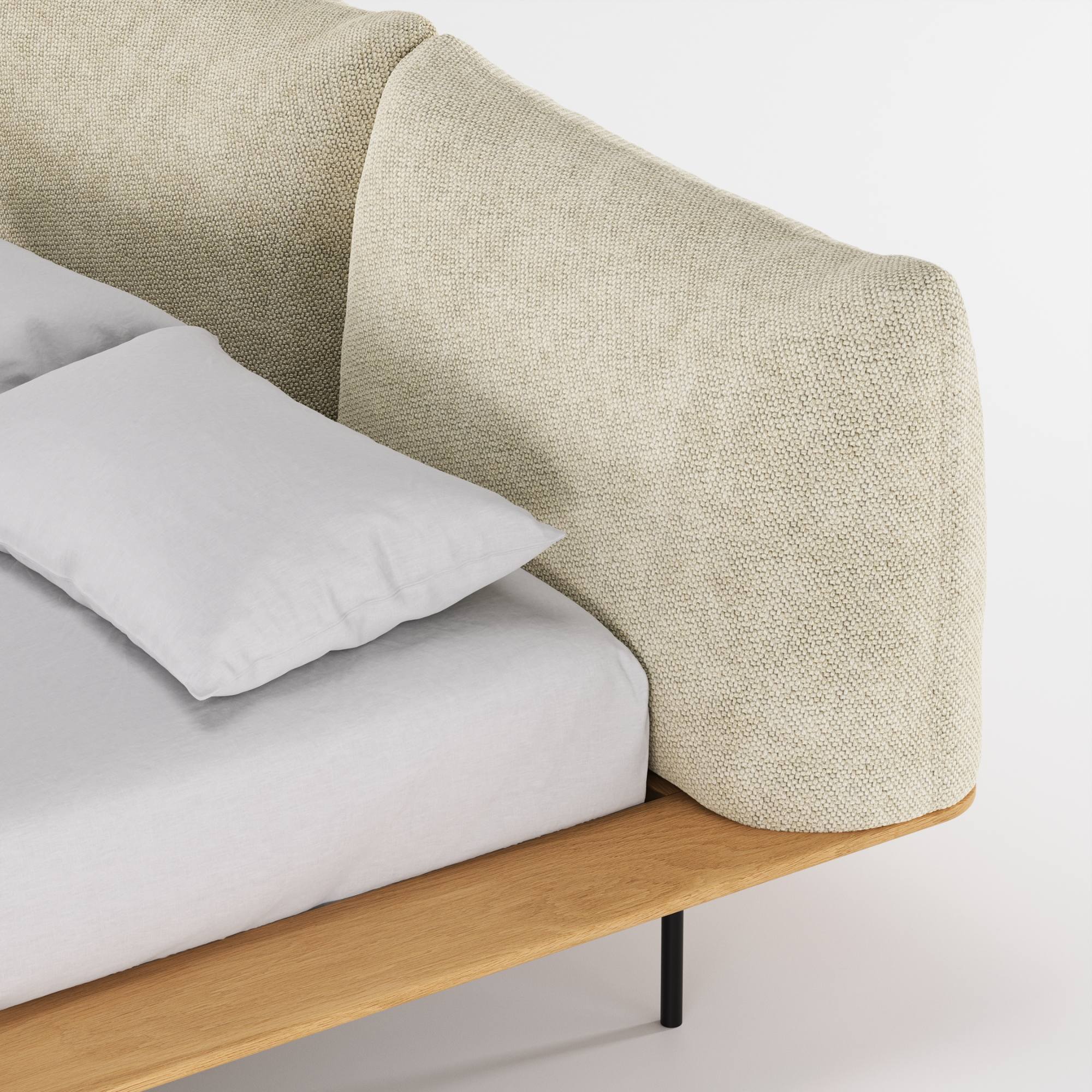 Zoom sur la tête de lit Platform en coussins tissu écru, posée sur une base en chêne, vue rapprochée en angle.
