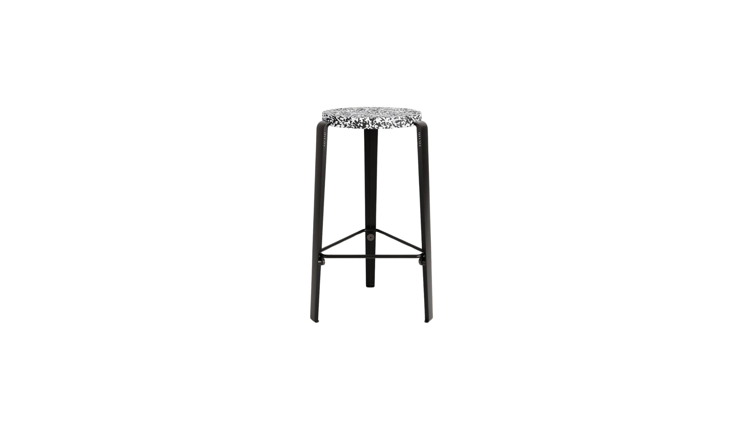 Tabouret de comptoir Lou Tiptoe avec structure noire et assise en plastique recyclé effet terrazzo noir et blanc.