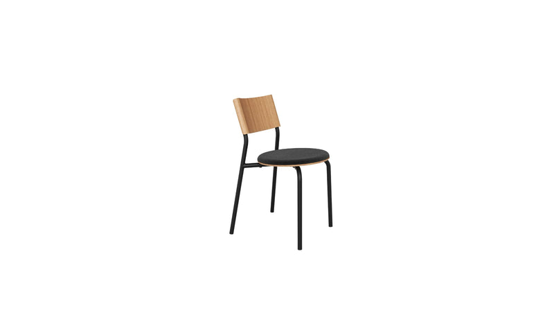 Chaise SSD Soft de Tiptoe avec piètement noir, dossier en bois et assise ronde en tissu noir, présentée sur fond blanc.