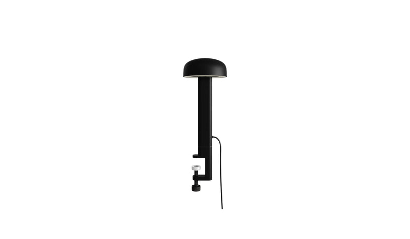 Lampe à pince noir, Nod de Tiptoe, vue de côté mettant en avant le bras fin et la base, avec l’ampoule orientée vers le bas.