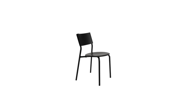 Chaise noire en plastique recyclé de Tiptoe, modèle SSD, avec une structure en métal léger et un design épuré sur fond blanc.