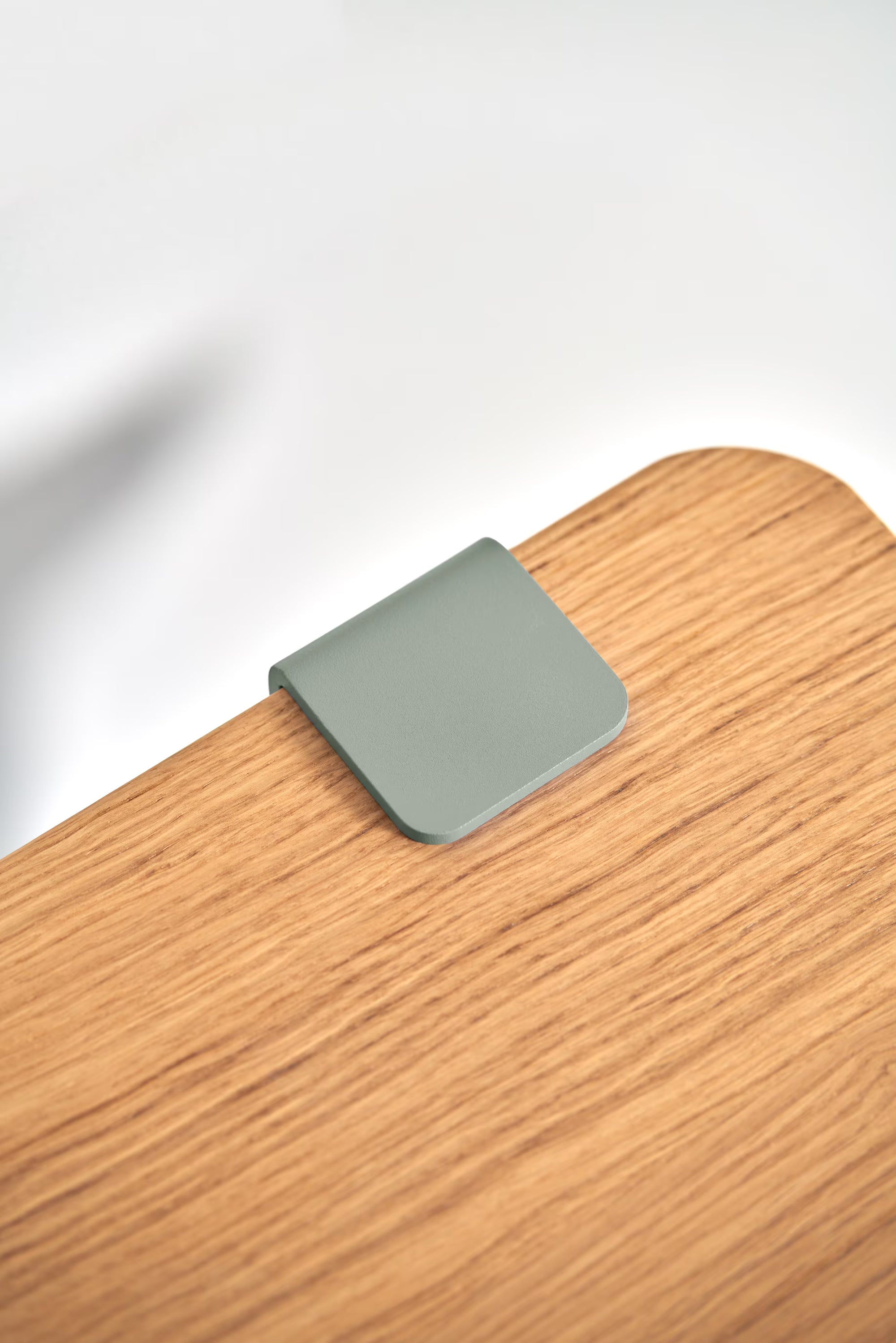 Gros plan sur le plateau en bois massif avec fixation métallique gris eucalyptus, texture et détail visibles.