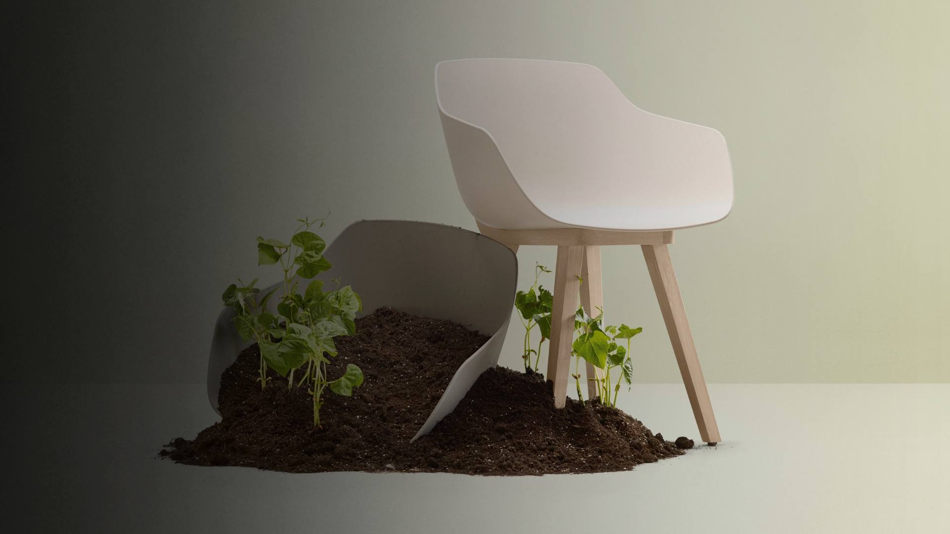 Chaise design blanche à coque recyclée et pieds bois, posée sur un sol clair avec plantes poussant dans un tas de terre