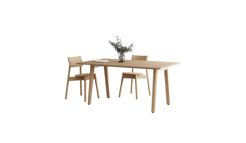 Table New Modern Full Wood Tiptoe en chêne massif, avec chaises assorties, vue entière sur fond blanc.