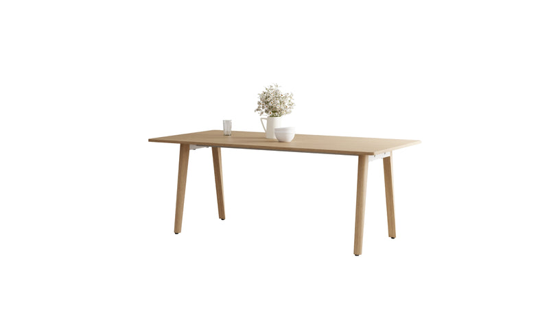 Table New Modern Full Wood Tiptoe en chêne massif, vue entière sur fond blanc.