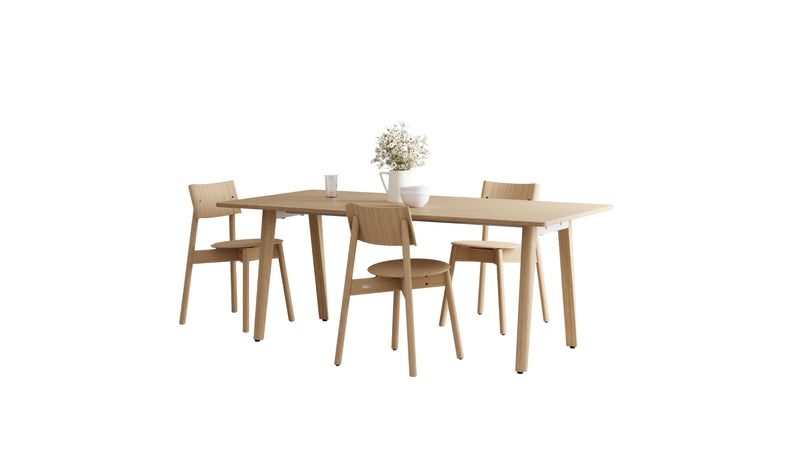 Table New Modern Full Wood Tiptoe en chêne massif, avec chaises assorties, vue entière sur fond blanc.