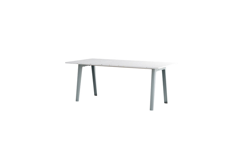 Table New Modern Tiptoe avec plateau en plastique recyclé blanc moucheté et pieds bleu pâle, présenté sur fond blanc.