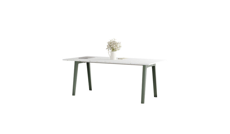 Table New Modern Tiptoe avec plateau en plastique recyclé blanc moucheté et pieds gris eucalyptus, présenté sur fond blanc.