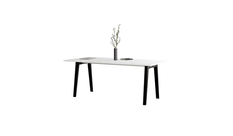 Table New Modern Tiptoe avec plateau en plastique recyclé blanc moucheté et pieds noir graphite, présenté sur fond blanc.