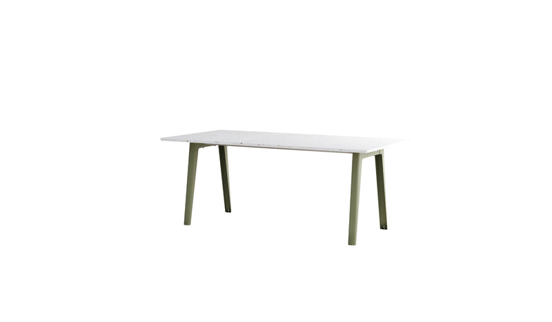 Table New Modern Tiptoe avec plateau en plastique recyclé blanc moucheté et pieds vert kaki, présenté sur fond blanc.
