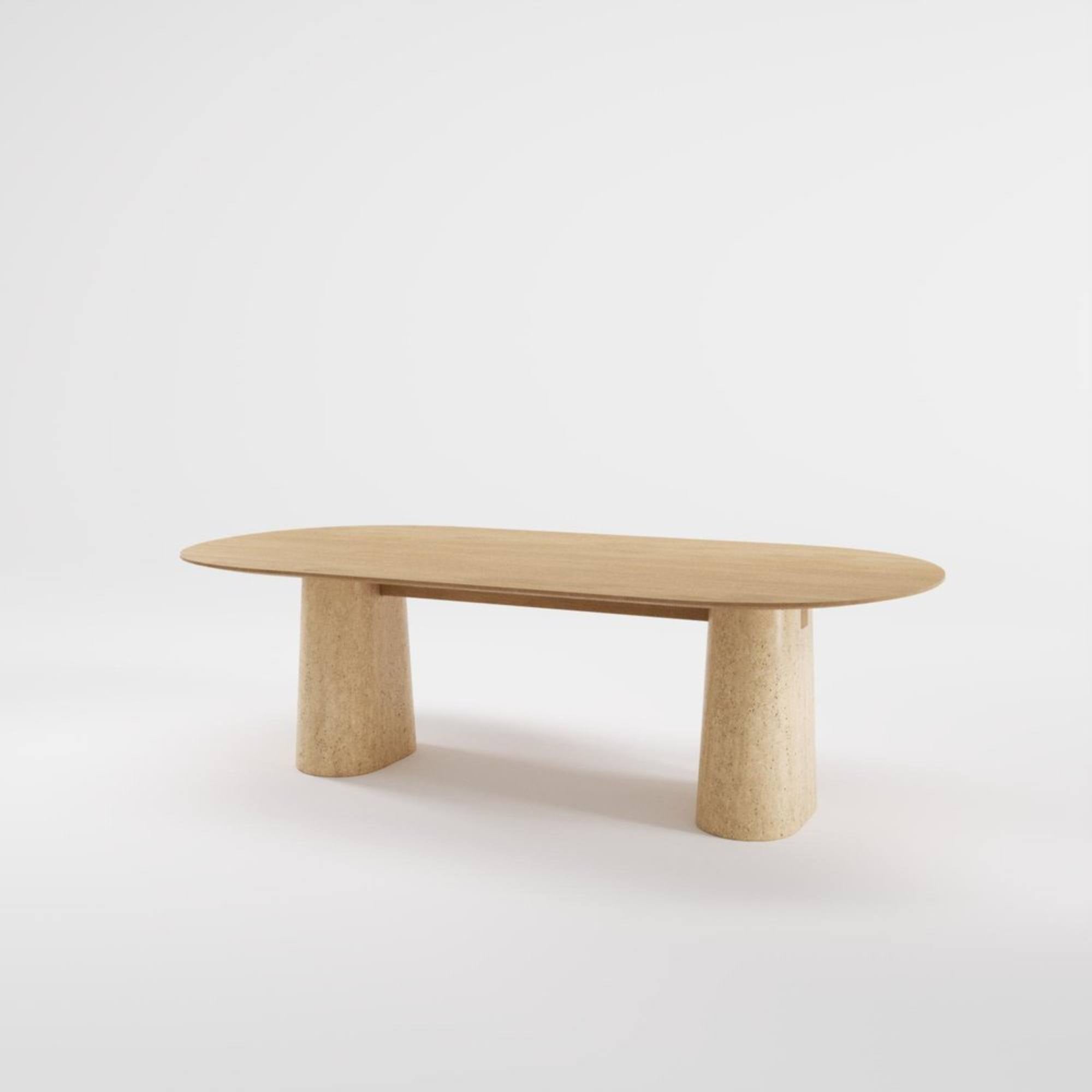 Table Anchor 240 cm en chêne et travertin massif, vue en angle sur fond blanc.