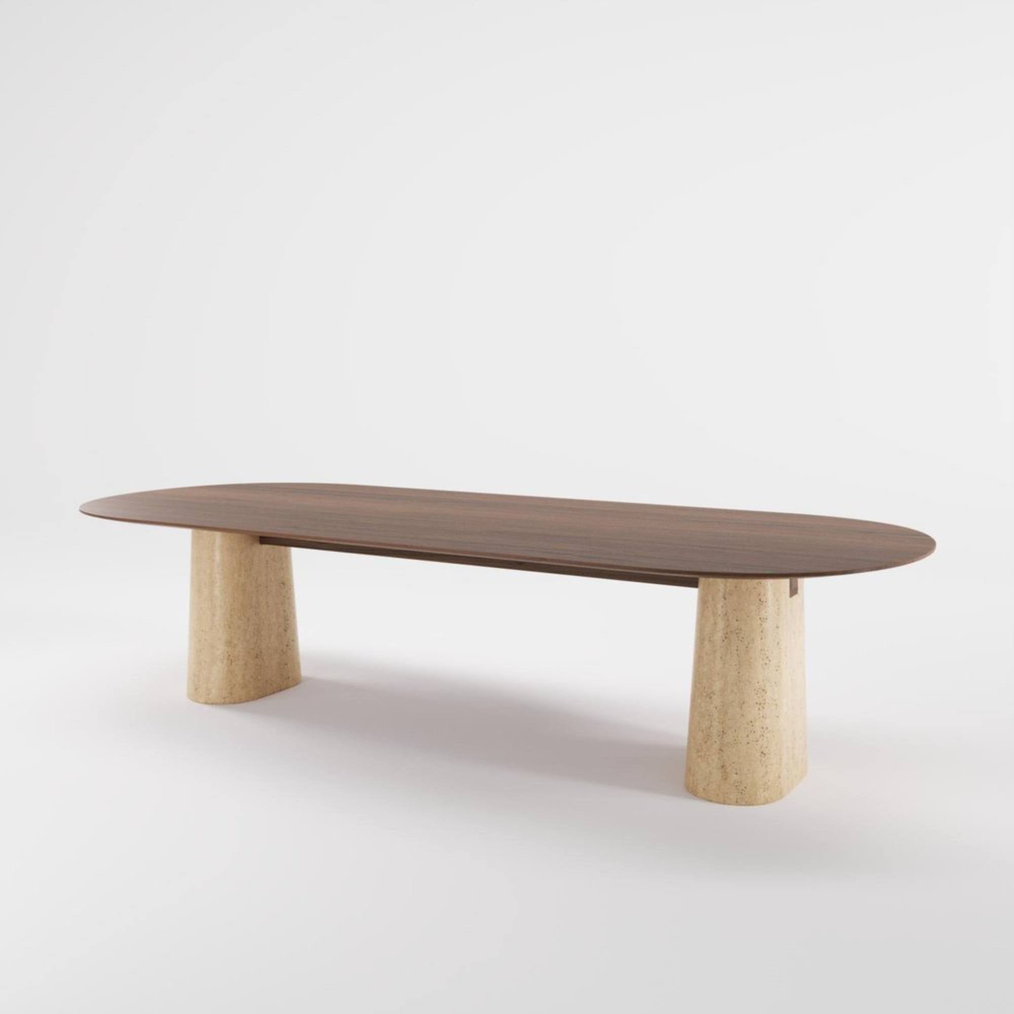 Table Anchor 300 cm en noyer et travertin massif, vue en angle sur fond blanc.