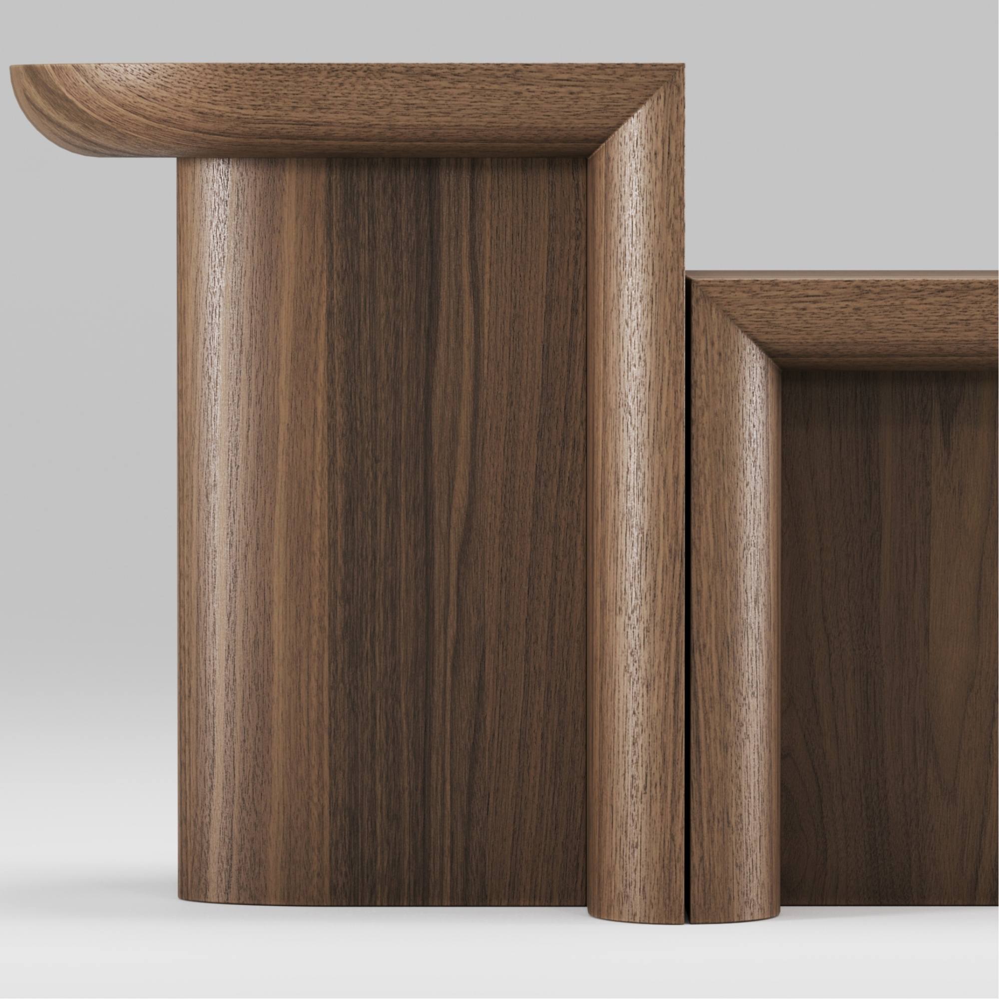 Détail des piètements des tables d’appoint et d’appoint haute Re-Form en noyer massif, design Wewood, sur fond neutre.